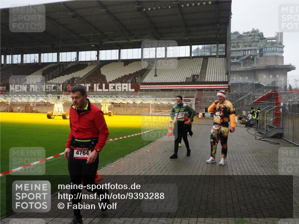 07.12.2025 - St. Pauli X-Mass-Run No. 15 Fabian Wolf http://msf.ph/oto/9393288 07.12.2025 10:17:27 Ziel 257, 268, 2688, 2725, 2952, 3874, 4114, 4339, 4764 meine-sportfotos.de