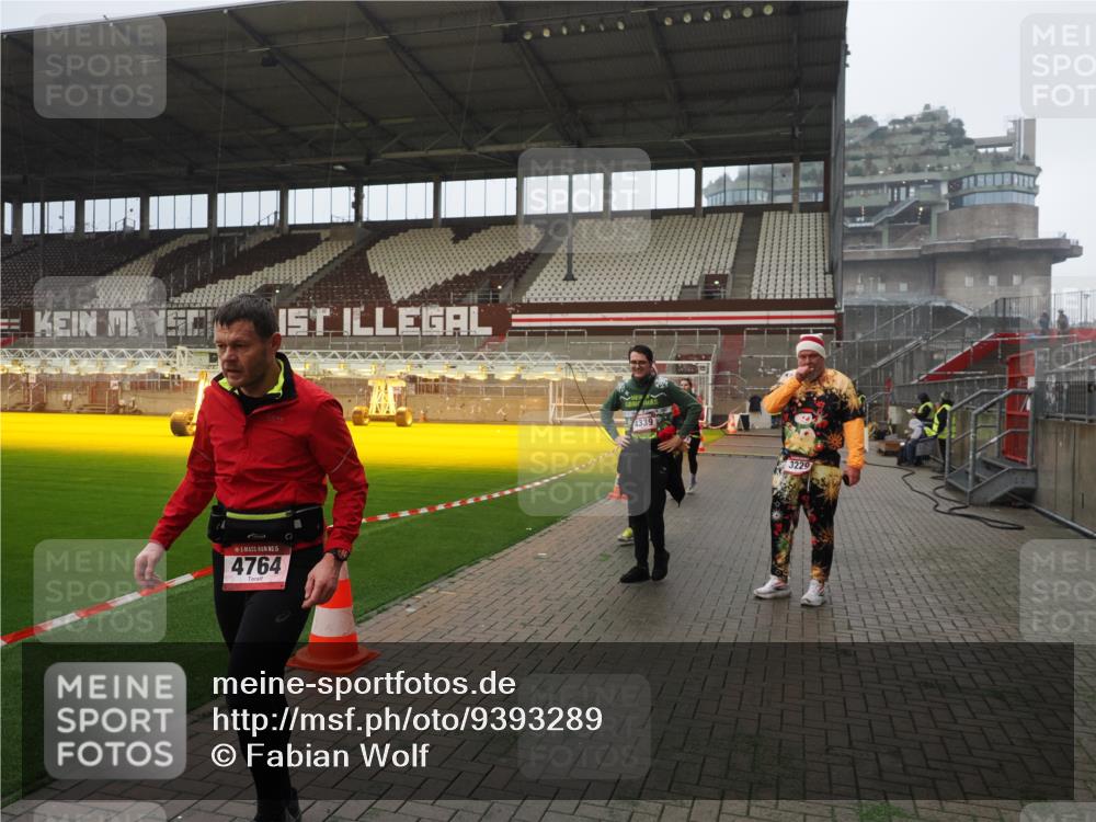07.12.2025 - St. Pauli X-Mass-Run No. 15 Fabian Wolf http://msf.ph/oto/9393289 07.12.2025 10:17:27 Ziel 257, 268, 2688, 2725, 2952, 3874, 4114, 4339, 4764 meine-sportfotos.de
