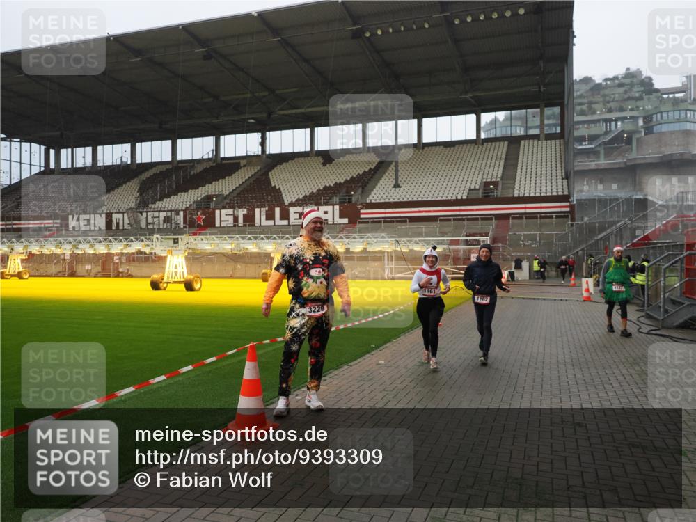 07.12.2025 - St. Pauli X-Mass-Run No. 15 Fabian Wolf http://msf.ph/oto/9393309 07.12.2025 10:17:36 Ziel 1161, 1162, 2688, 2725, 2952, 4127, 4339 meine-sportfotos.de