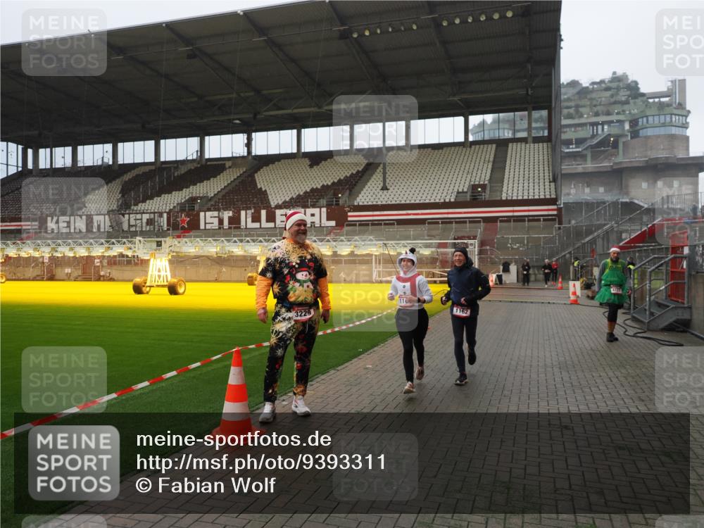 07.12.2025 - St. Pauli X-Mass-Run No. 15 Fabian Wolf http://msf.ph/oto/9393311 07.12.2025 10:17:37 Ziel 1161, 1162, 2688, 2725, 2952, 4127, 4339 meine-sportfotos.de