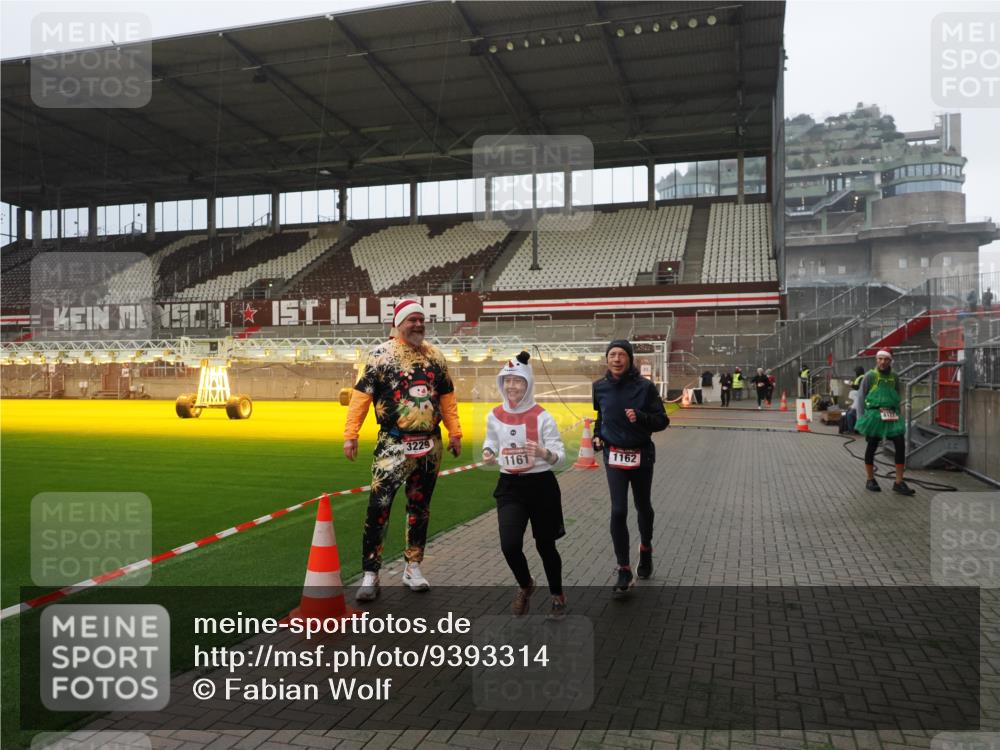 07.12.2025 - St. Pauli X-Mass-Run No. 15 Fabian Wolf http://msf.ph/oto/9393314 07.12.2025 10:17:37 Ziel 1161, 1162, 2688, 2725, 2952, 4127, 4339 meine-sportfotos.de