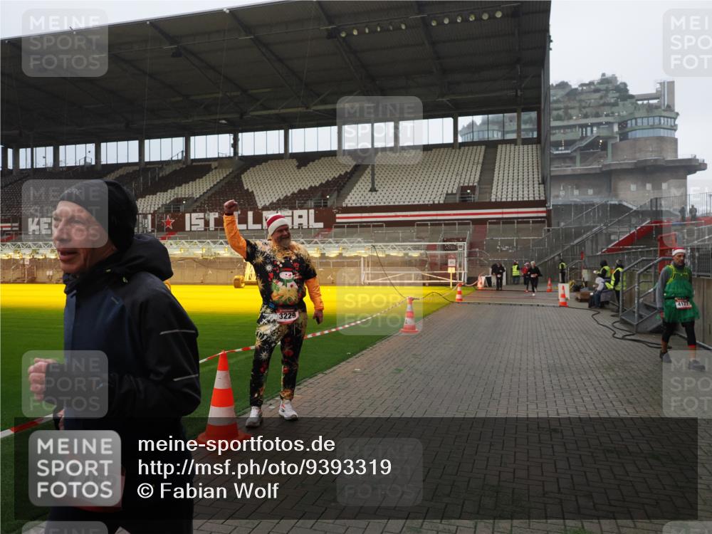 07.12.2025 - St. Pauli X-Mass-Run No. 15 Fabian Wolf http://msf.ph/oto/9393319 07.12.2025 10:17:39 Ziel 1161, 1162, 2688, 2725, 2952, 4127 meine-sportfotos.de
