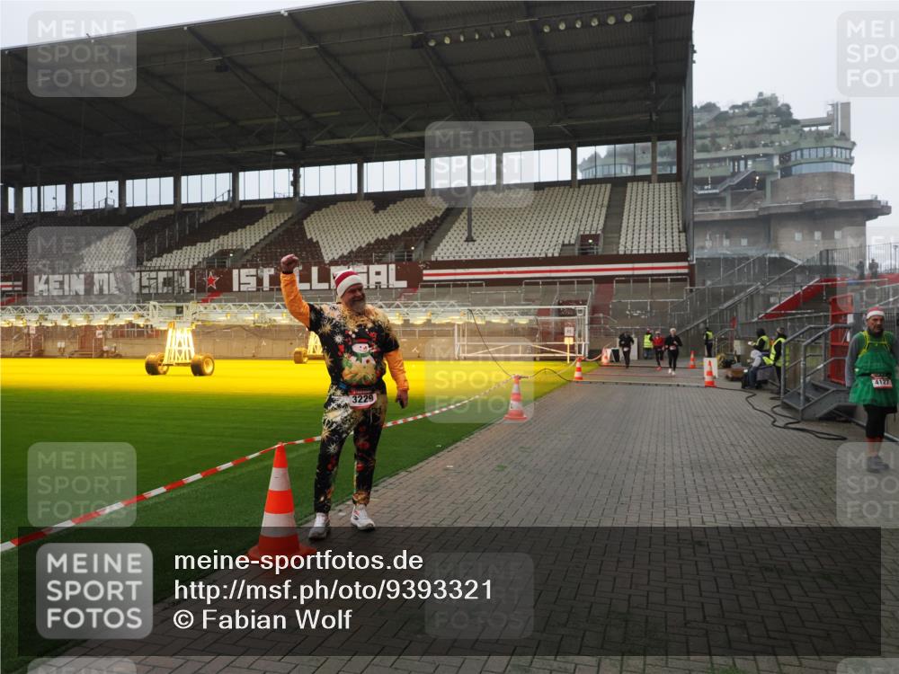 07.12.2025 - St. Pauli X-Mass-Run No. 15 Fabian Wolf http://msf.ph/oto/9393321 07.12.2025 10:17:39 Ziel 1161, 1162, 2688, 2725, 2952, 4127 meine-sportfotos.de
