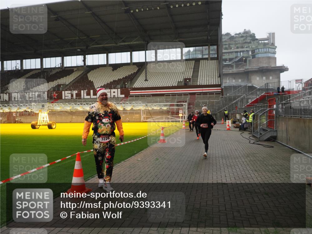 07.12.2025 - St. Pauli X-Mass-Run No. 15 Fabian Wolf http://msf.ph/oto/9393341 07.12.2025 10:17:44 Ziel 1161, 1162, 1963, 2663, 2952, 3804, 4127 meine-sportfotos.de