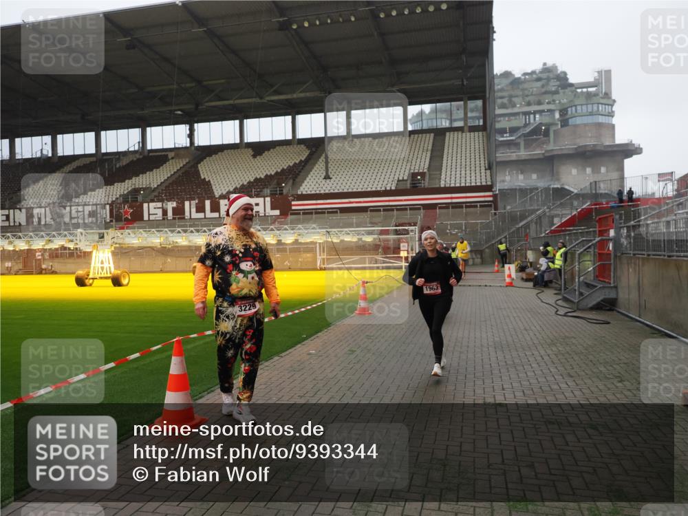 07.12.2025 - St. Pauli X-Mass-Run No. 15 Fabian Wolf http://msf.ph/oto/9393344 07.12.2025 10:17:45 Ziel 1161, 1162, 1963, 2663, 2952, 3804, 4127, 4227 meine-sportfotos.de