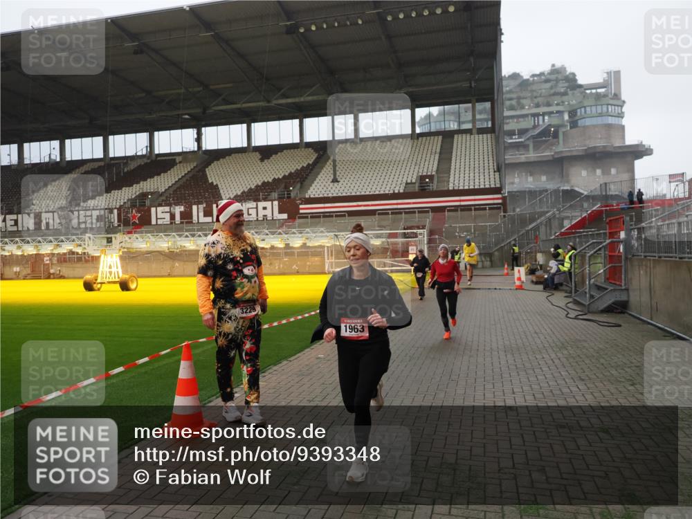 07.12.2025 - St. Pauli X-Mass-Run No. 15 Fabian Wolf http://msf.ph/oto/9393348 07.12.2025 10:17:46 Ziel 1161, 1162, 1963, 2663, 2952, 3804, 4127, 4227 meine-sportfotos.de
