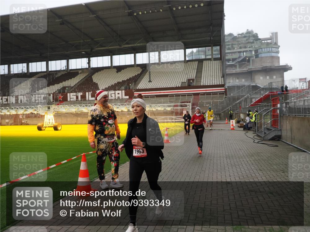 07.12.2025 - St. Pauli X-Mass-Run No. 15 Fabian Wolf http://msf.ph/oto/9393349 07.12.2025 10:17:46 Ziel 1161, 1162, 1963, 2663, 2952, 3804, 4127, 4227 meine-sportfotos.de