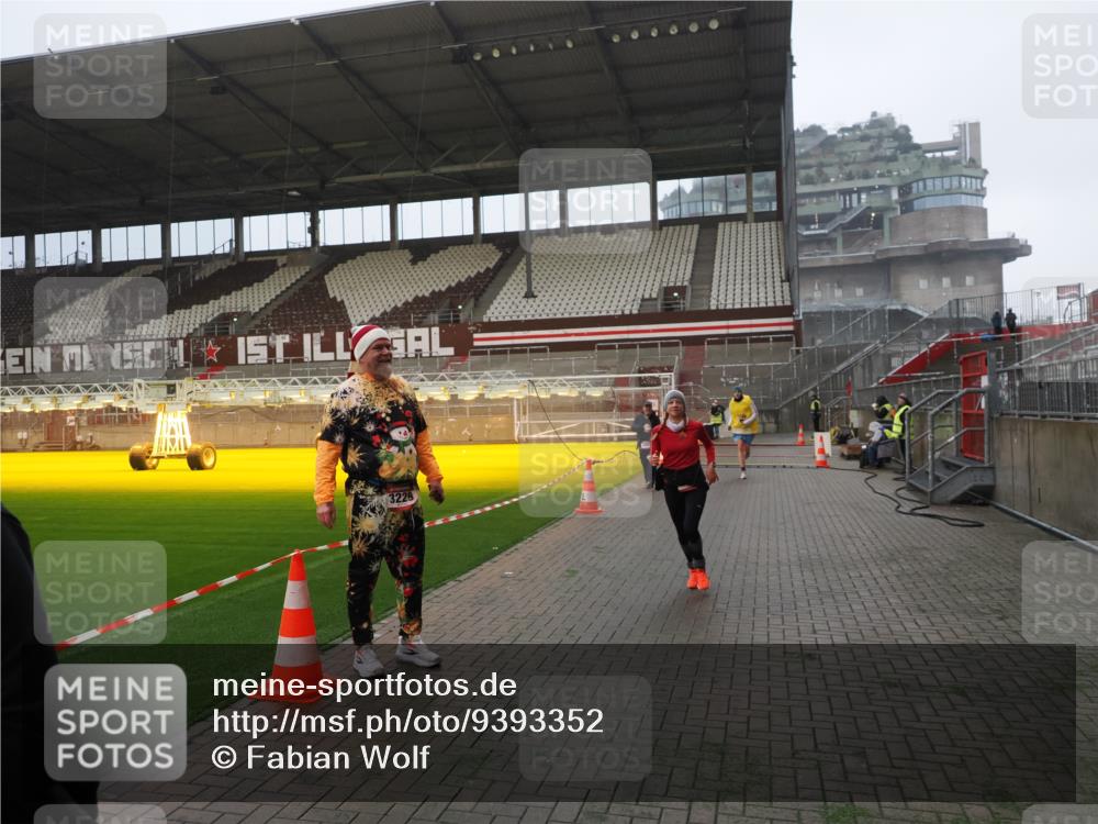 07.12.2025 - St. Pauli X-Mass-Run No. 15 Fabian Wolf http://msf.ph/oto/9393352 07.12.2025 10:17:47 Ziel 1161, 1162, 1963, 2663, 2952, 3804, 4127, 4227 meine-sportfotos.de