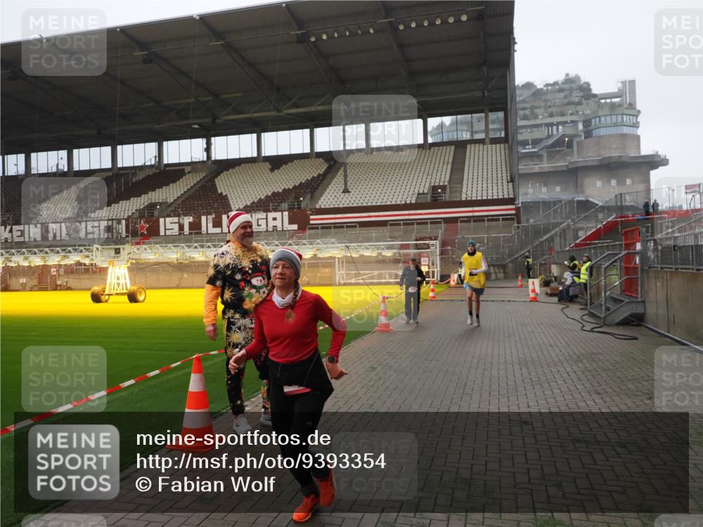07.12.2025 - St. Pauli X-Mass-Run No. 15 Fabian Wolf http://msf.ph/oto/9393354 07.12.2025 10:17:48 Ziel 1161, 1162, 1963, 2663, 3804, 4127, 4227 meine-sportfotos.de