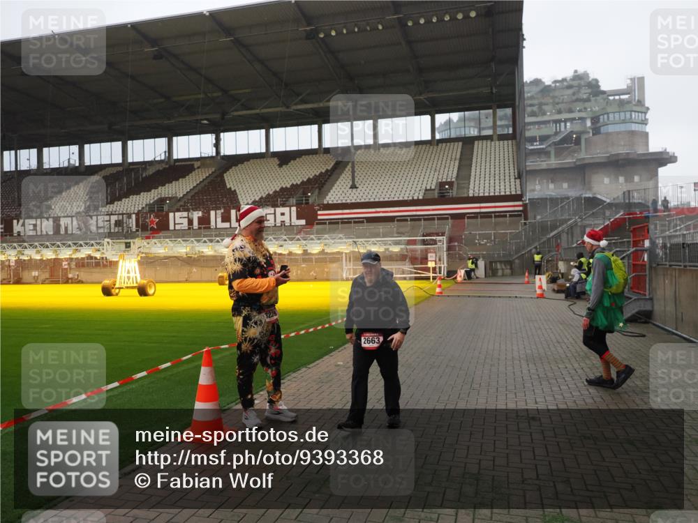 07.12.2025 - St. Pauli X-Mass-Run No. 15 Fabian Wolf http://msf.ph/oto/9393368 07.12.2025 10:17:55 Ziel 1963, 2663, 3804, 4227 meine-sportfotos.de
