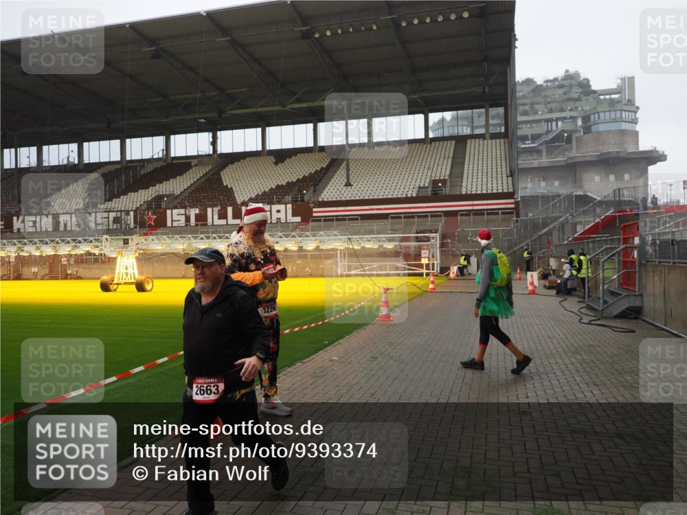 07.12.2025 - St. Pauli X-Mass-Run No. 15 Fabian Wolf http://msf.ph/oto/9393374 07.12.2025 10:17:56 Ziel 1963, 2663, 3804, 4227 meine-sportfotos.de