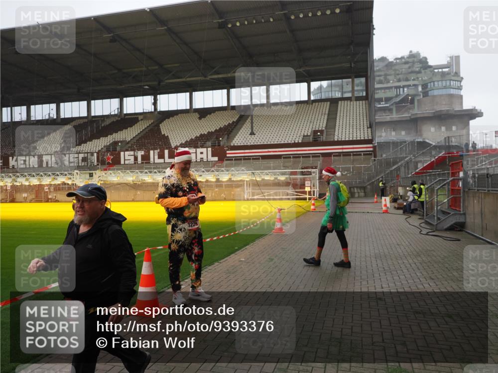 07.12.2025 - St. Pauli X-Mass-Run No. 15 Fabian Wolf http://msf.ph/oto/9393376 07.12.2025 10:17:56 Ziel 1963, 2663, 3804, 4227 meine-sportfotos.de
