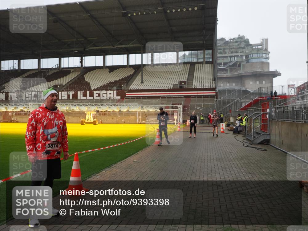 07.12.2025 - St. Pauli X-Mass-Run No. 15 Fabian Wolf http://msf.ph/oto/9393398 07.12.2025 10:18:19 Ziel 2049, 3606, 3608 meine-sportfotos.de