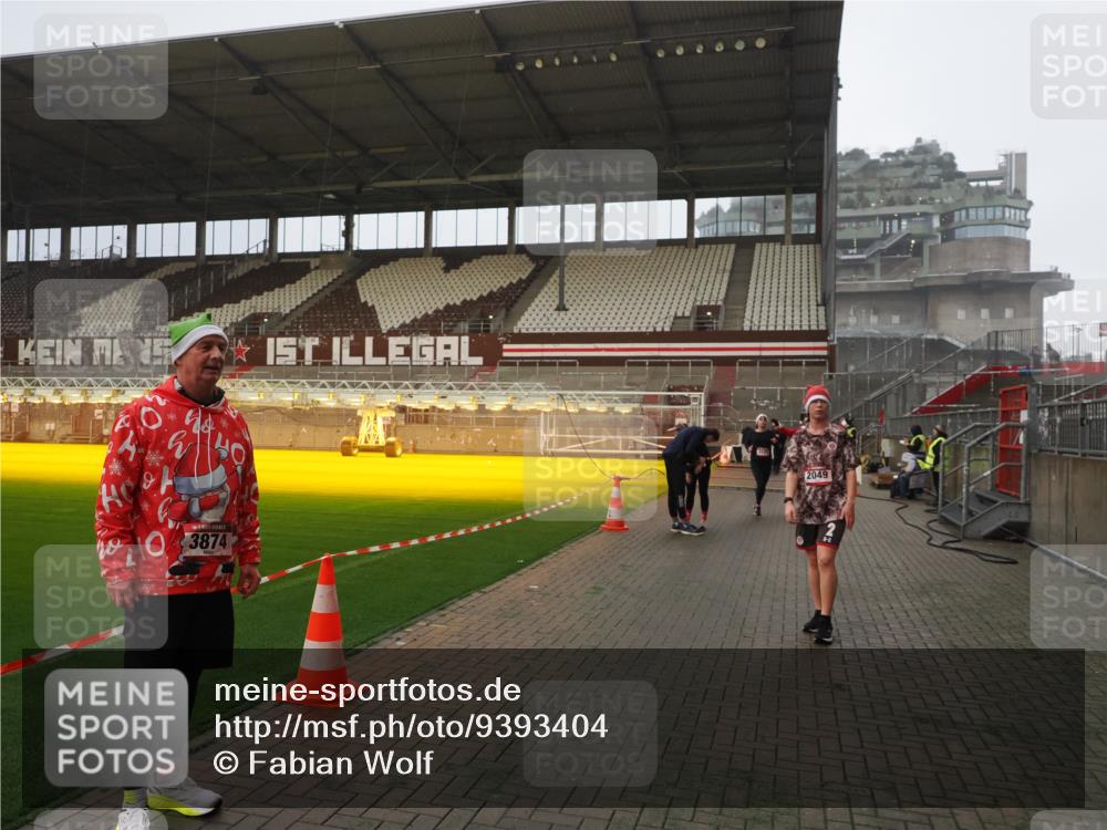 07.12.2025 - St. Pauli X-Mass-Run No. 15 Fabian Wolf http://msf.ph/oto/9393404 07.12.2025 10:18:27 Ziel 243, 264, 269, 2049, 3520, 3606, 3608, 4540 meine-sportfotos.de