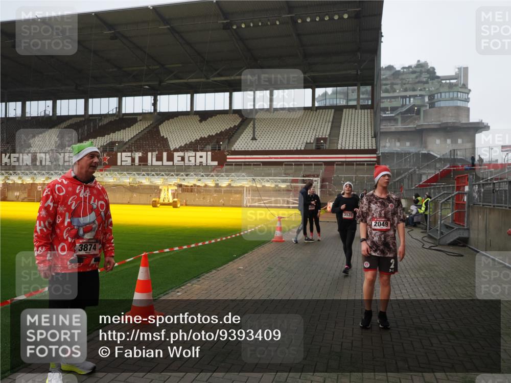 07.12.2025 - St. Pauli X-Mass-Run No. 15 Fabian Wolf http://msf.ph/oto/9393409 07.12.2025 10:18:29 Ziel 243, 264, 269, 1607, 2049, 3520, 3606, 3608, 4540 meine-sportfotos.de