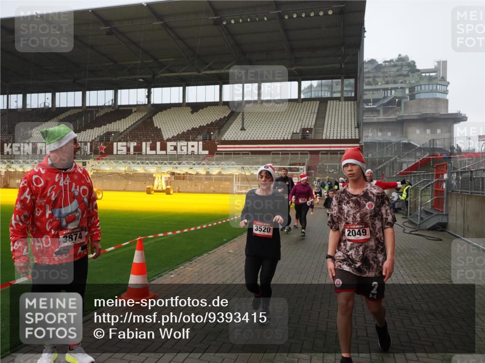 07.12.2025 - St. Pauli X-Mass-Run No. 15 Fabian Wolf http://msf.ph/oto/9393415 07.12.2025 10:18:31 Ziel 243, 264, 269, 1607, 1671, 2049, 2631, 3520, 3606, 3608, 4540 meine-sportfotos.de