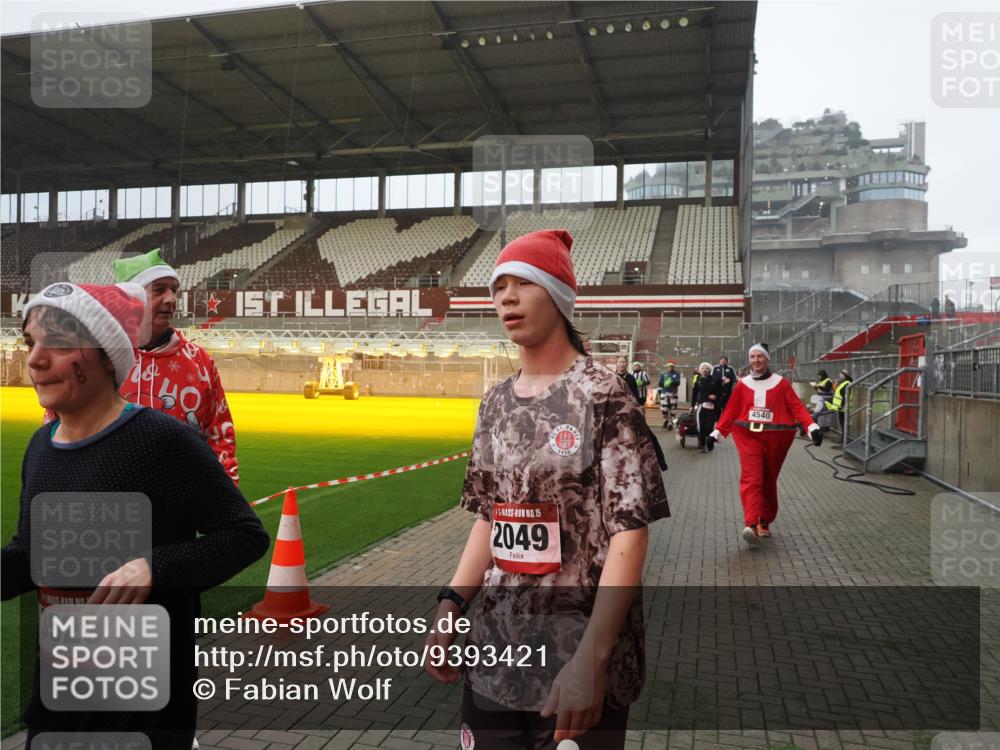 07.12.2025 - St. Pauli X-Mass-Run No. 15 Fabian Wolf http://msf.ph/oto/9393421 07.12.2025 10:18:33 Ziel 243, 264, 269, 1607, 1671, 2049, 2631, 2925, 3520, 3608, 4540 meine-sportfotos.de