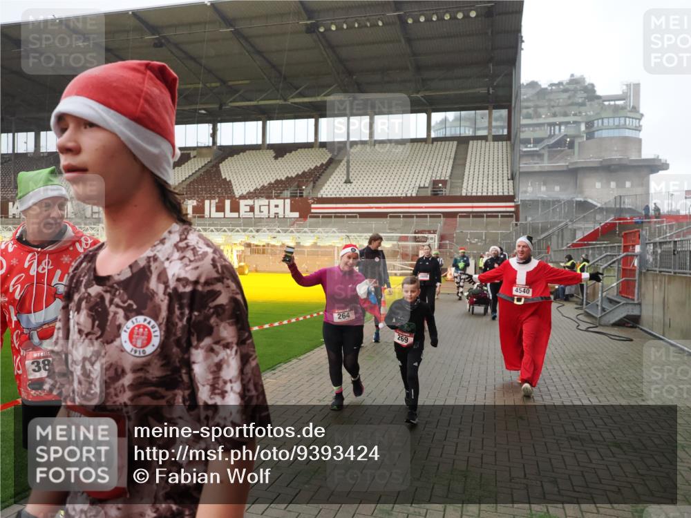 07.12.2025 - St. Pauli X-Mass-Run No. 15 Fabian Wolf http://msf.ph/oto/9393424 07.12.2025 10:18:33 Ziel 243, 264, 269, 1607, 1671, 2049, 2631, 2925, 3520, 3608, 4540 meine-sportfotos.de