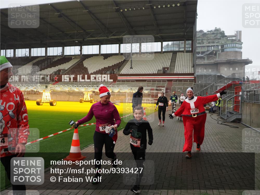 07.12.2025 - St. Pauli X-Mass-Run No. 15 Fabian Wolf http://msf.ph/oto/9393427 07.12.2025 10:18:34 Ziel 243, 264, 269, 1607, 1671, 2049, 2631, 2925, 3520, 4540 meine-sportfotos.de