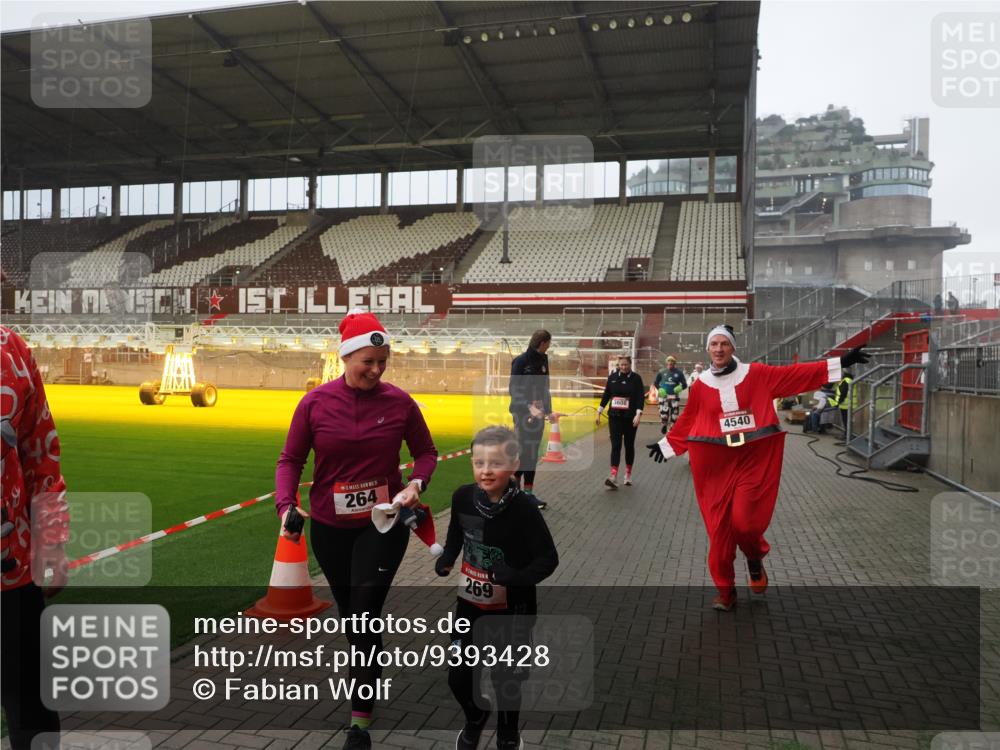 07.12.2025 - St. Pauli X-Mass-Run No. 15 Fabian Wolf http://msf.ph/oto/9393428 07.12.2025 10:18:34 Ziel 243, 264, 269, 1607, 1671, 2049, 2631, 2925, 3520, 4540 meine-sportfotos.de