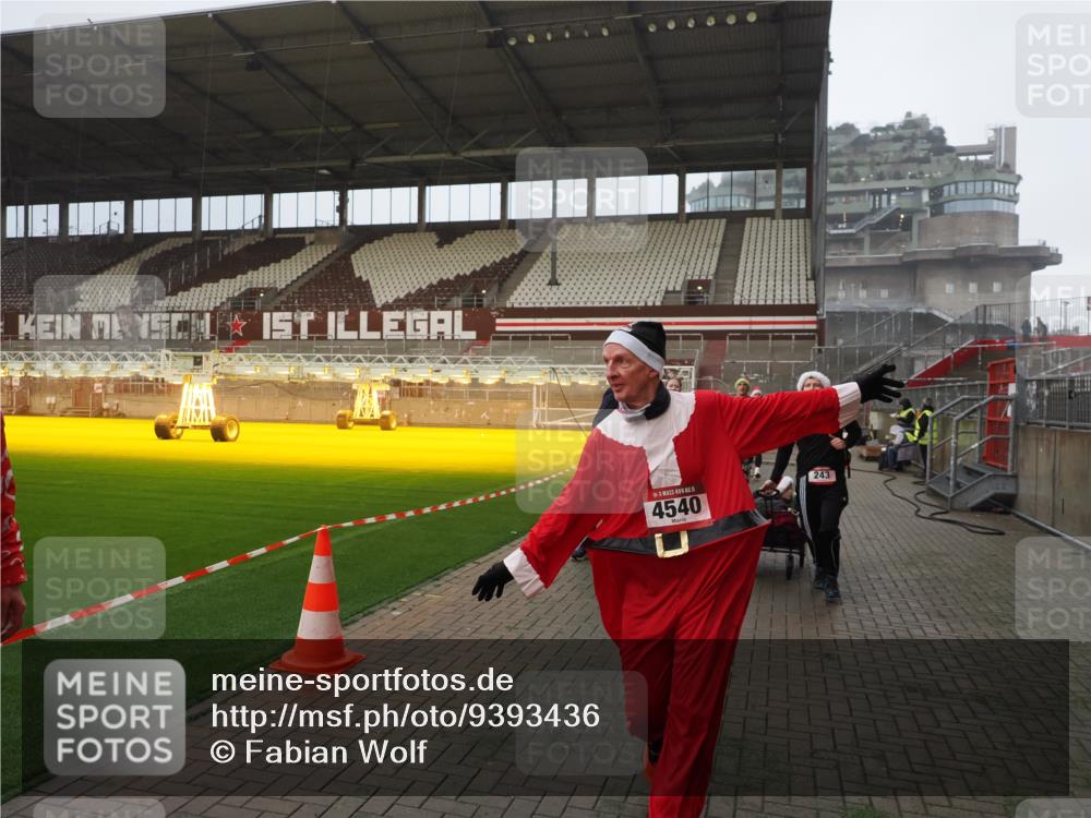 07.12.2025 - St. Pauli X-Mass-Run No. 15 Fabian Wolf http://msf.ph/oto/9393436 07.12.2025 10:18:36 Ziel 243, 264, 269, 1607, 1671, 2049, 2631, 2925, 3520, 4524, 4540 meine-sportfotos.de