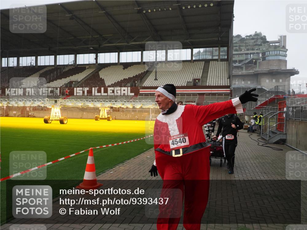 07.12.2025 - St. Pauli X-Mass-Run No. 15 Fabian Wolf http://msf.ph/oto/9393437 07.12.2025 10:18:36 Ziel 243, 264, 269, 1607, 1671, 2049, 2631, 2925, 3520, 4524, 4540 meine-sportfotos.de