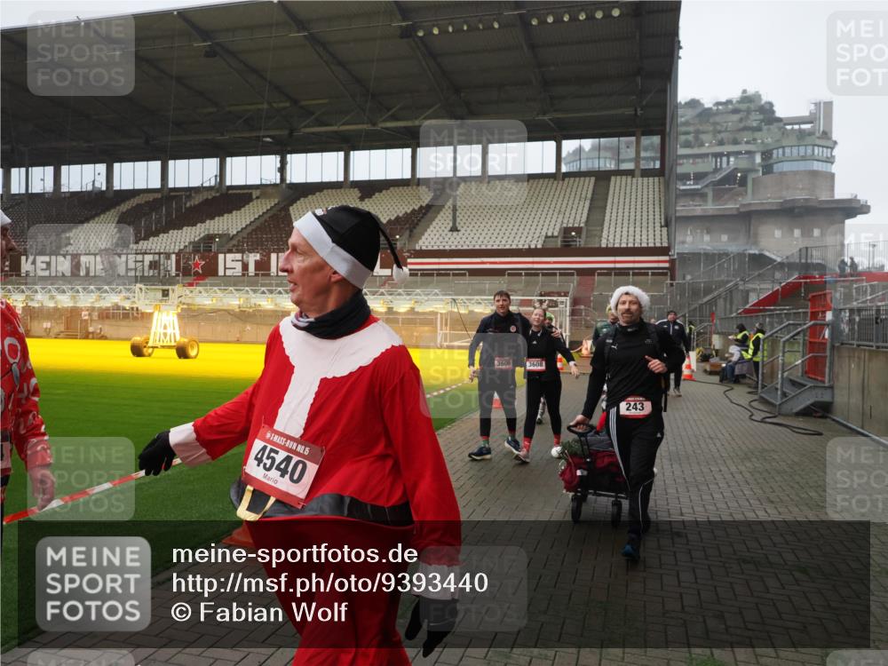 07.12.2025 - St. Pauli X-Mass-Run No. 15 Fabian Wolf http://msf.ph/oto/9393440 07.12.2025 10:18:36 Ziel 243, 264, 269, 1607, 1671, 2049, 2631, 2925, 3520, 4524, 4540 meine-sportfotos.de