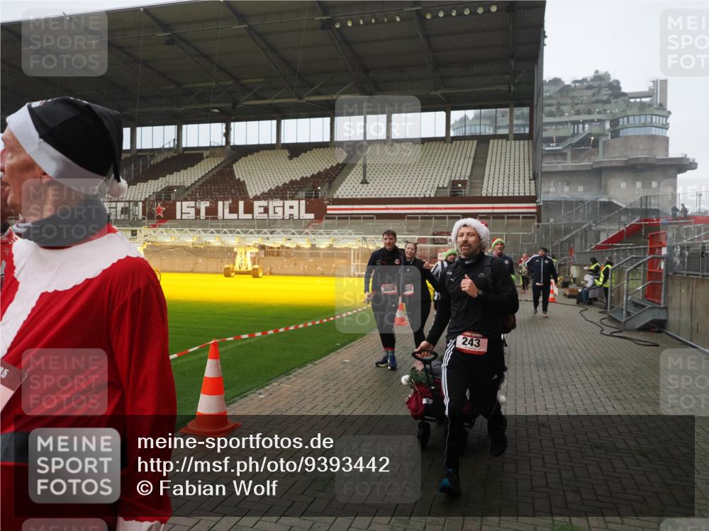 07.12.2025 - St. Pauli X-Mass-Run No. 15 Fabian Wolf http://msf.ph/oto/9393442 07.12.2025 10:18:37 Ziel 243, 264, 269, 1607, 1671, 2631, 2925, 3520, 3862, 4521, 4522, 4524, 4540 meine-sportfotos.de