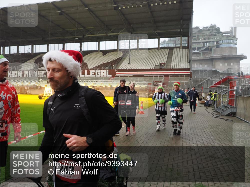 07.12.2025 - St. Pauli X-Mass-Run No. 15 Fabian Wolf http://msf.ph/oto/9393447 07.12.2025 10:18:38 Ziel 243, 264, 269, 1607, 1671, 2631, 2925, 3520, 3862, 4521, 4522, 4524, 4540, 4547 meine-sportfotos.de