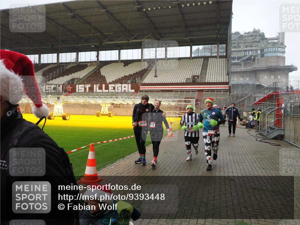 07.12.2025 - St. Pauli X-Mass-Run No. 15 Fabian Wolf http://msf.ph/oto/9393448 07.12.2025 10:18:38 Ziel 243, 264, 269, 1607, 1671, 2631, 2925, 3520, 3862, 4521, 4522, 4524, 4540, 4547 meine-sportfotos.de