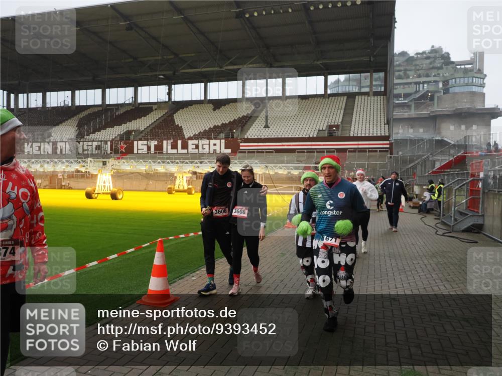 07.12.2025 - St. Pauli X-Mass-Run No. 15 Fabian Wolf http://msf.ph/oto/9393452 07.12.2025 10:18:39 Ziel 243, 264, 269, 1034, 1607, 1671, 2631, 2925, 3520, 3862, 4521, 4522, 4524, 4540, 4547 meine-sportfotos.de