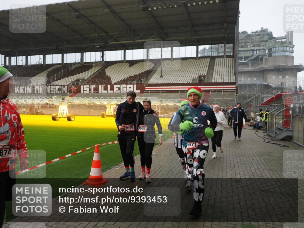 07.12.2025 - St. Pauli X-Mass-Run No. 15 Fabian Wolf http://msf.ph/oto/9393453 07.12.2025 10:18:39 Ziel 243, 264, 269, 1034, 1607, 1671, 2631, 2925, 3520, 3862, 4521, 4522, 4524, 4540, 4547 meine-sportfotos.de