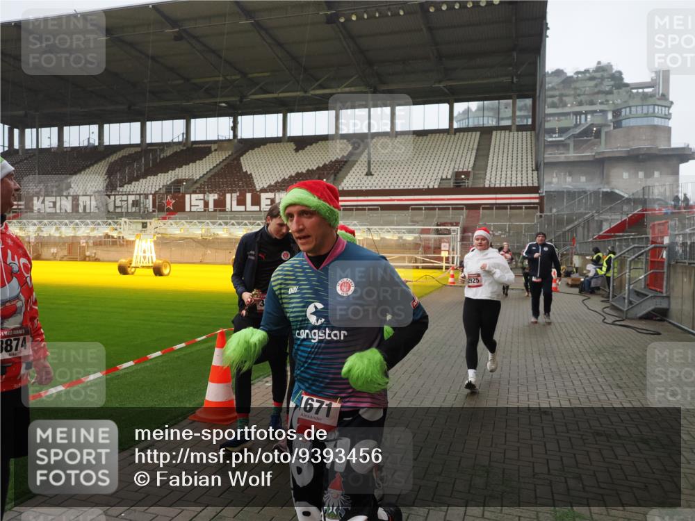 07.12.2025 - St. Pauli X-Mass-Run No. 15 Fabian Wolf http://msf.ph/oto/9393456 07.12.2025 10:18:40 Ziel 243, 264, 269, 721, 1034, 1607, 1671, 2631, 2925, 3520, 3862, 4521, 4522, 4524, 4540, 4547 meine-sportfotos.de