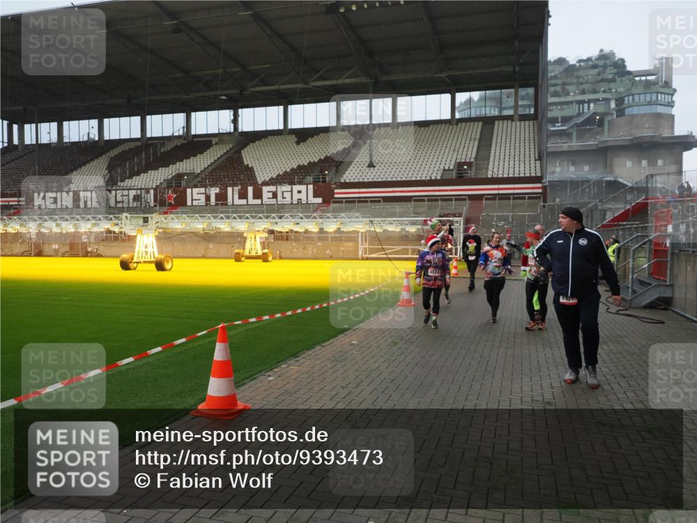 07.12.2025 - St. Pauli X-Mass-Run No. 15 Fabian Wolf http://msf.ph/oto/9393473 07.12.2025 10:18:44 Ziel 243, 264, 269, 721, 1034, 1607, 1671, 2152, 2631, 2925, 3862, 4521, 4522, 4524, 4547 meine-sportfotos.de
