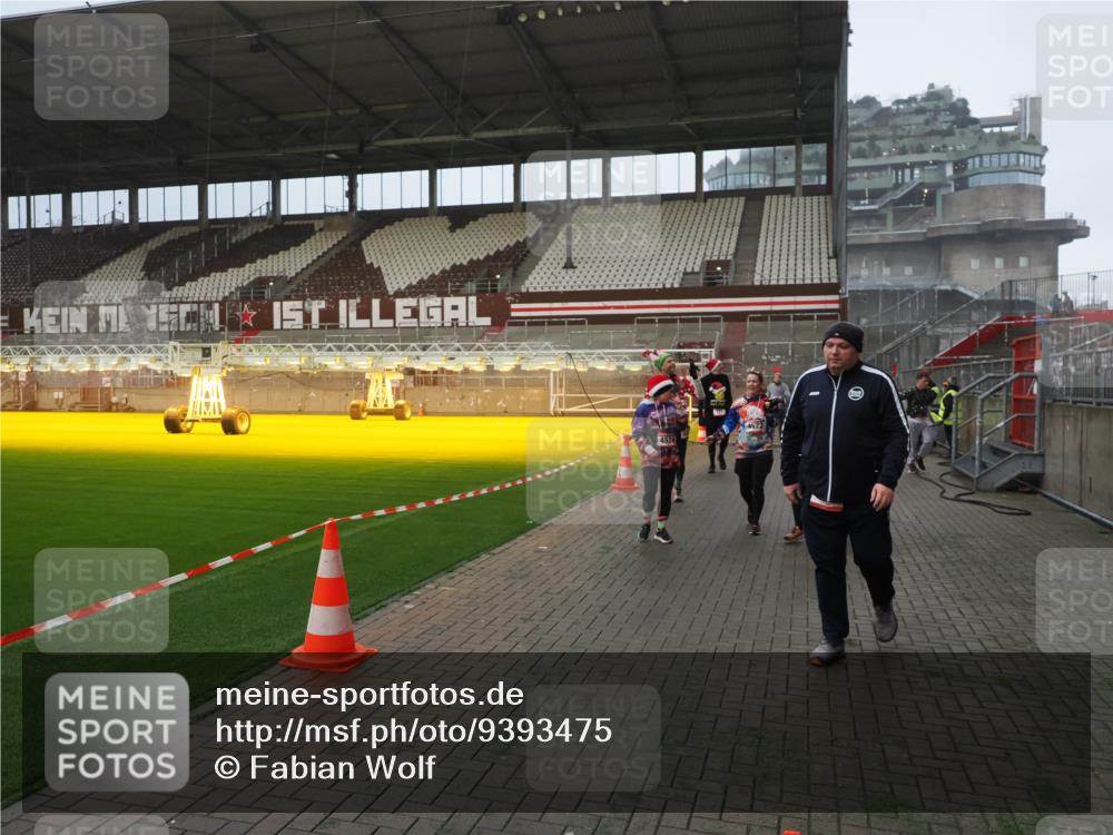 07.12.2025 - St. Pauli X-Mass-Run No. 15 Fabian Wolf http://msf.ph/oto/9393475 07.12.2025 10:18:45 Ziel 243, 264, 269, 721, 1034, 1607, 1671, 2152, 2631, 2925, 3862, 4521, 4522, 4524, 4547 meine-sportfotos.de