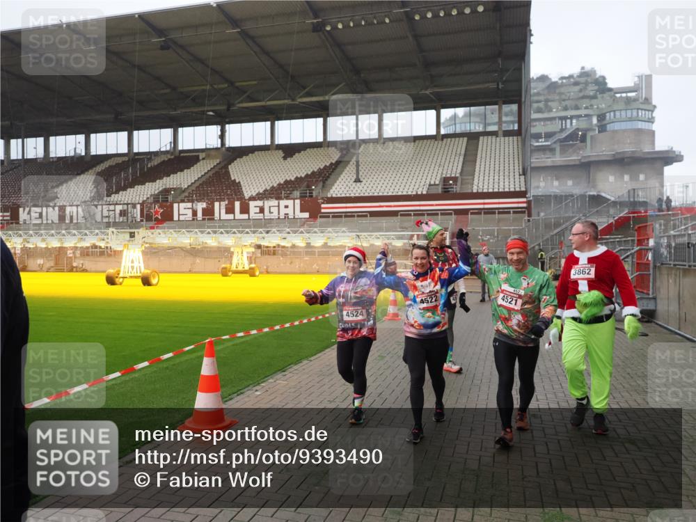 07.12.2025 - St. Pauli X-Mass-Run No. 15 Fabian Wolf http://msf.ph/oto/9393490 07.12.2025 10:18:48 Ziel 721, 1034, 1607, 1671, 2152, 2631, 2925, 3862, 4521, 4522, 4524, 4547 meine-sportfotos.de