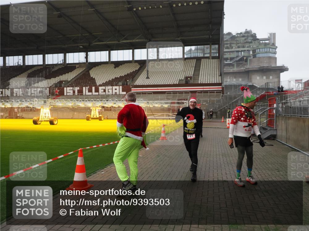 07.12.2025 - St. Pauli X-Mass-Run No. 15 Fabian Wolf http://msf.ph/oto/9393503 07.12.2025 10:18:51 Ziel 721, 1034, 2152, 2631, 2925, 3862, 4521, 4522, 4524, 4547 meine-sportfotos.de