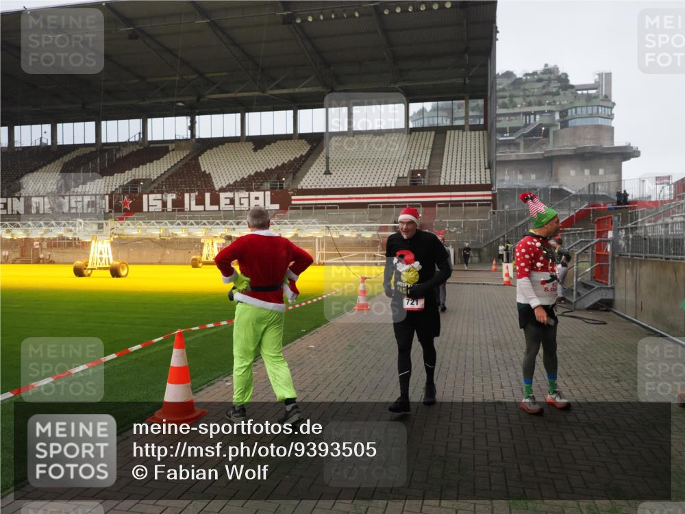 07.12.2025 - St. Pauli X-Mass-Run No. 15 Fabian Wolf http://msf.ph/oto/9393505 07.12.2025 10:18:51 Ziel 721, 1034, 2152, 2631, 2925, 3862, 4521, 4522, 4524, 4547 meine-sportfotos.de