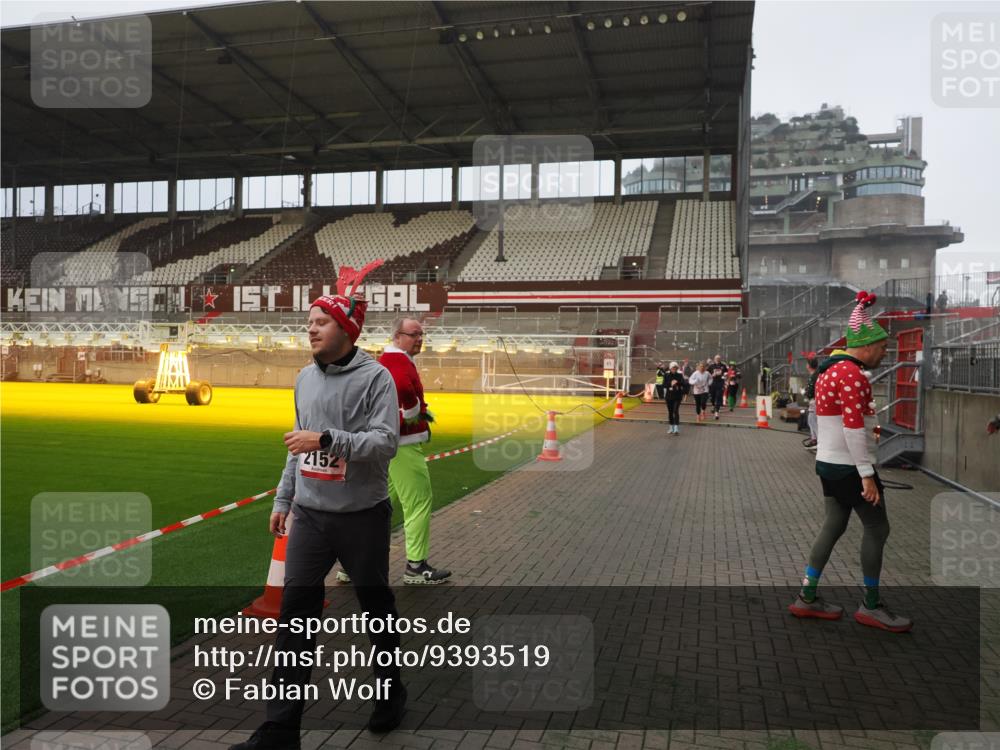 07.12.2025 - St. Pauli X-Mass-Run No. 15 Fabian Wolf http://msf.ph/oto/9393519 07.12.2025 10:18:57 Ziel 721, 1034, 2152, 3862, 3975, 3976, 4331, 4498, 4521, 4522, 4547 meine-sportfotos.de