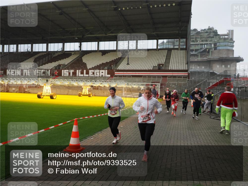 07.12.2025 - St. Pauli X-Mass-Run No. 15 Fabian Wolf http://msf.ph/oto/9393525 07.12.2025 10:19:03 Ziel 2152, 3455, 3724, 3975, 3976, 4330, 4331, 4436, 4437, 4438, 4473, 4475, 4498 meine-sportfotos.de