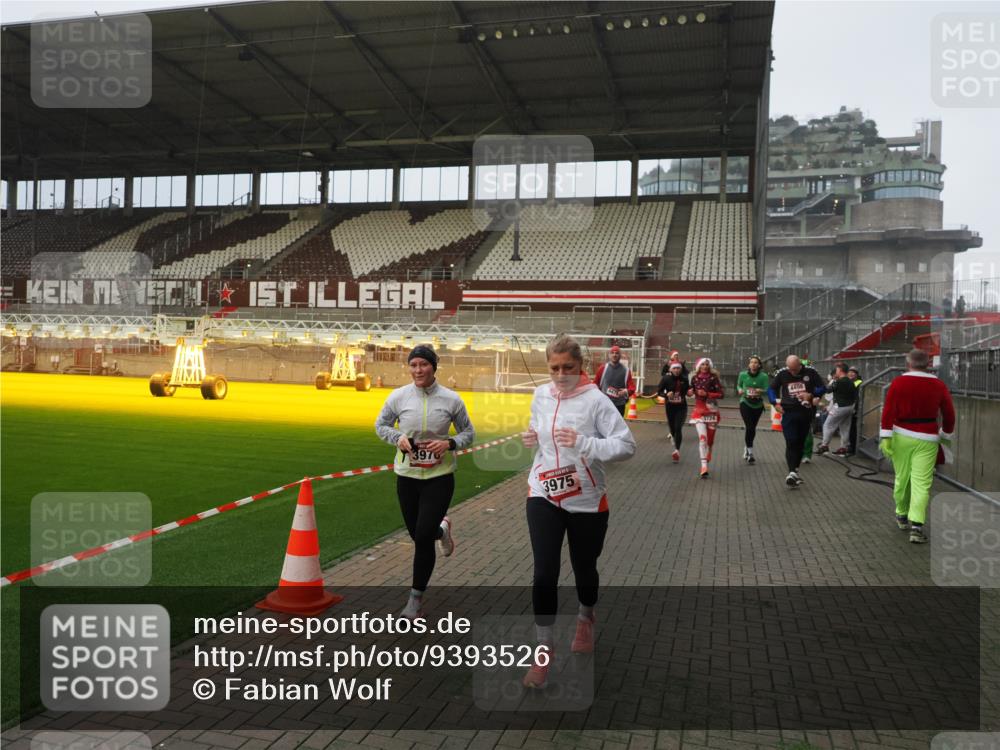 07.12.2025 - St. Pauli X-Mass-Run No. 15 Fabian Wolf http://msf.ph/oto/9393526 07.12.2025 10:19:03 Ziel 2152, 3455, 3724, 3975, 3976, 4330, 4331, 4436, 4437, 4438, 4473, 4475, 4498 meine-sportfotos.de