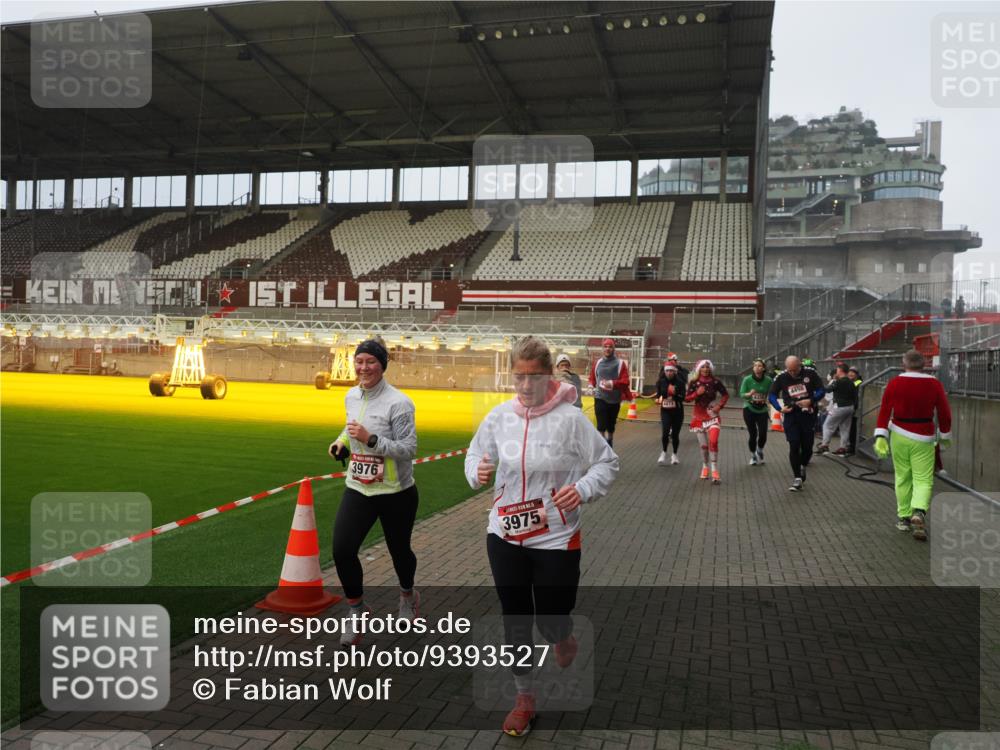 07.12.2025 - St. Pauli X-Mass-Run No. 15 Fabian Wolf http://msf.ph/oto/9393527 07.12.2025 10:19:03 Ziel 2152, 3455, 3724, 3975, 3976, 4330, 4331, 4436, 4437, 4438, 4473, 4475, 4498 meine-sportfotos.de