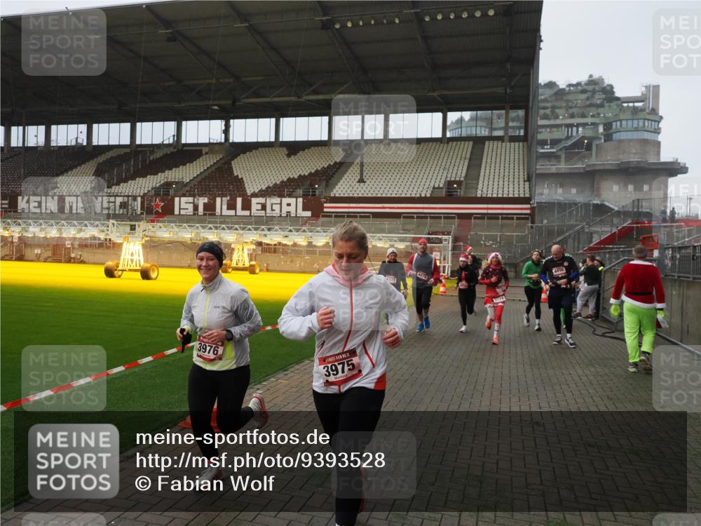 07.12.2025 - St. Pauli X-Mass-Run No. 15 Fabian Wolf http://msf.ph/oto/9393528 07.12.2025 10:19:03 Ziel 2152, 3455, 3724, 3975, 3976, 4330, 4331, 4436, 4437, 4438, 4473, 4475, 4498 meine-sportfotos.de