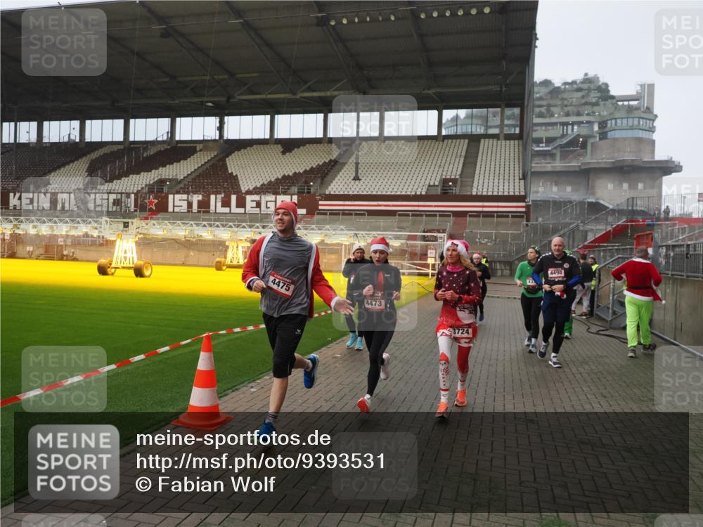 07.12.2025 - St. Pauli X-Mass-Run No. 15 Fabian Wolf http://msf.ph/oto/9393531 07.12.2025 10:19:05 Ziel 3455, 3724, 3975, 3976, 4330, 4331, 4436, 4437, 4438, 4473, 4475, 4498 meine-sportfotos.de