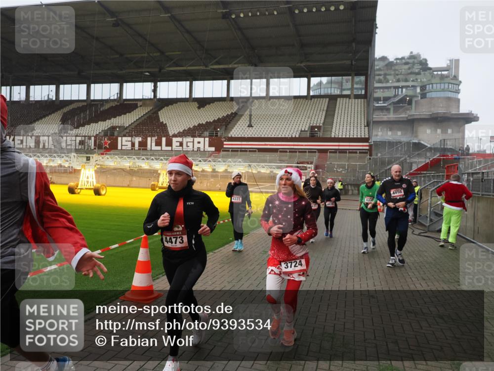 07.12.2025 - St. Pauli X-Mass-Run No. 15 Fabian Wolf http://msf.ph/oto/9393534 07.12.2025 10:19:06 Ziel 3455, 3724, 3975, 3976, 4330, 4331, 4436, 4437, 4438, 4473, 4475, 4498 meine-sportfotos.de