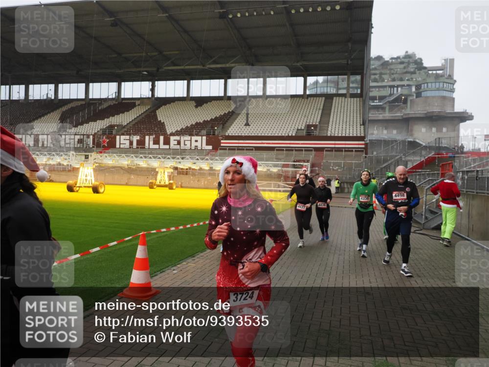07.12.2025 - St. Pauli X-Mass-Run No. 15 Fabian Wolf http://msf.ph/oto/9393535 07.12.2025 10:19:06 Ziel 3455, 3724, 3975, 3976, 4330, 4331, 4436, 4437, 4438, 4473, 4475, 4498 meine-sportfotos.de