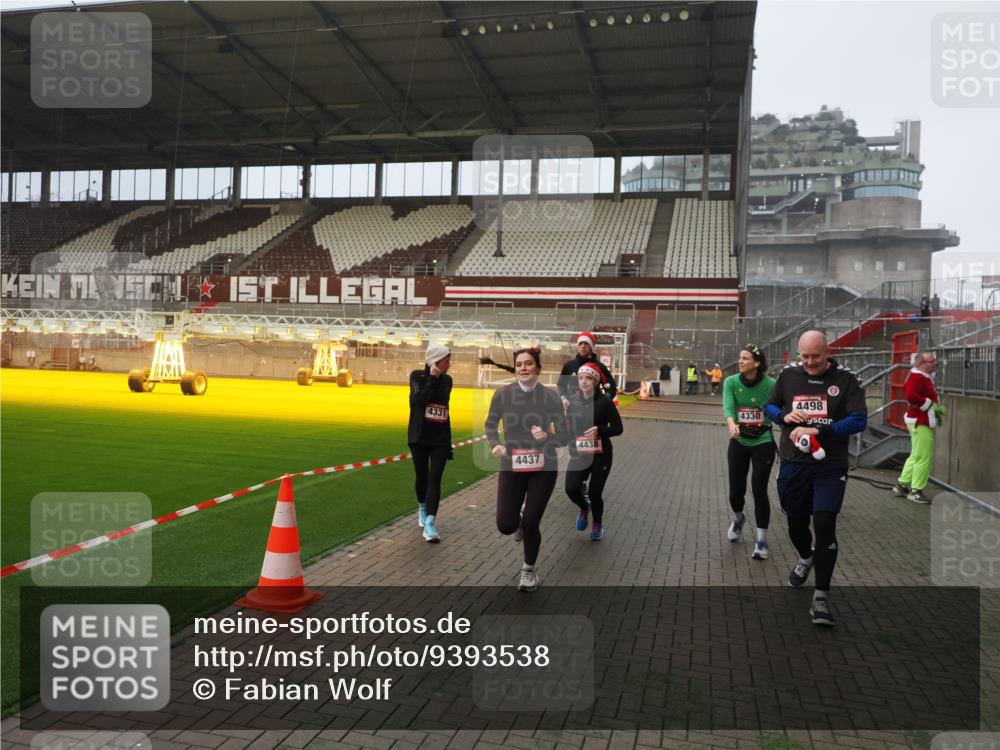07.12.2025 - St. Pauli X-Mass-Run No. 15 Fabian Wolf http://msf.ph/oto/9393538 07.12.2025 10:19:07 Ziel 3455, 3724, 3975, 3976, 4330, 4331, 4436, 4437, 4438, 4473, 4475, 4498 meine-sportfotos.de