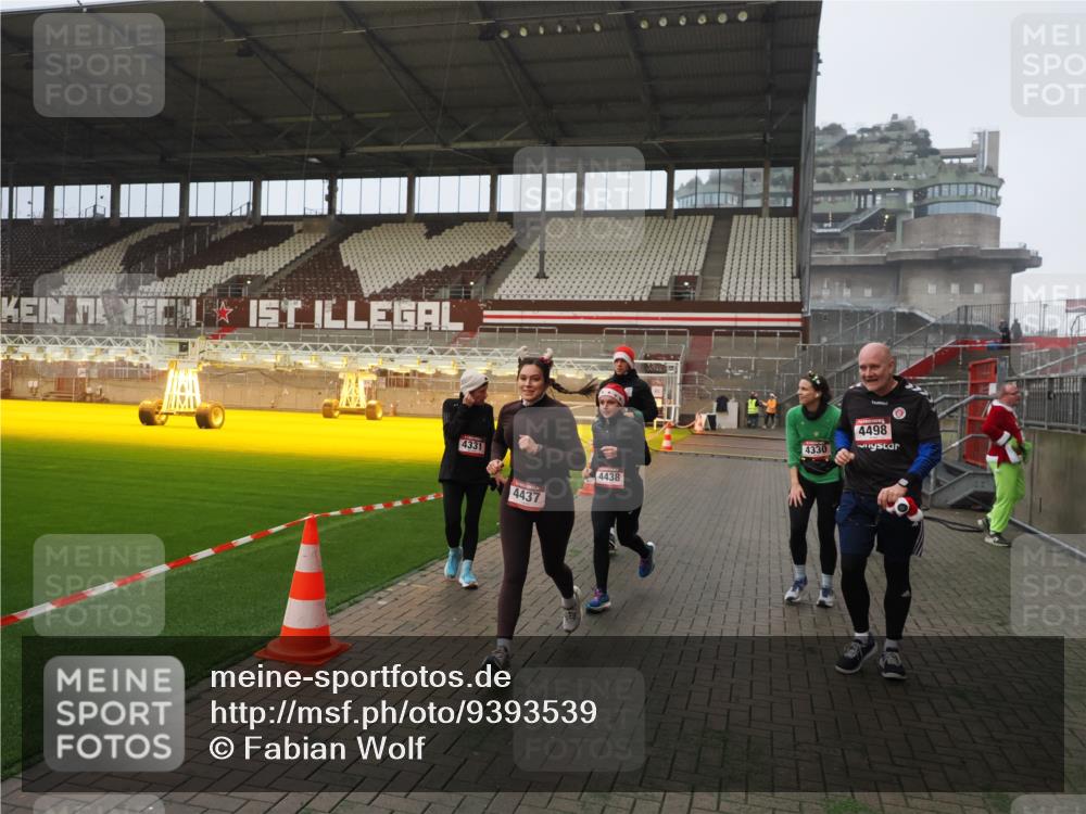 07.12.2025 - St. Pauli X-Mass-Run No. 15 Fabian Wolf http://msf.ph/oto/9393539 07.12.2025 10:19:07 Ziel 3455, 3724, 3975, 3976, 4330, 4331, 4436, 4437, 4438, 4473, 4475, 4498 meine-sportfotos.de