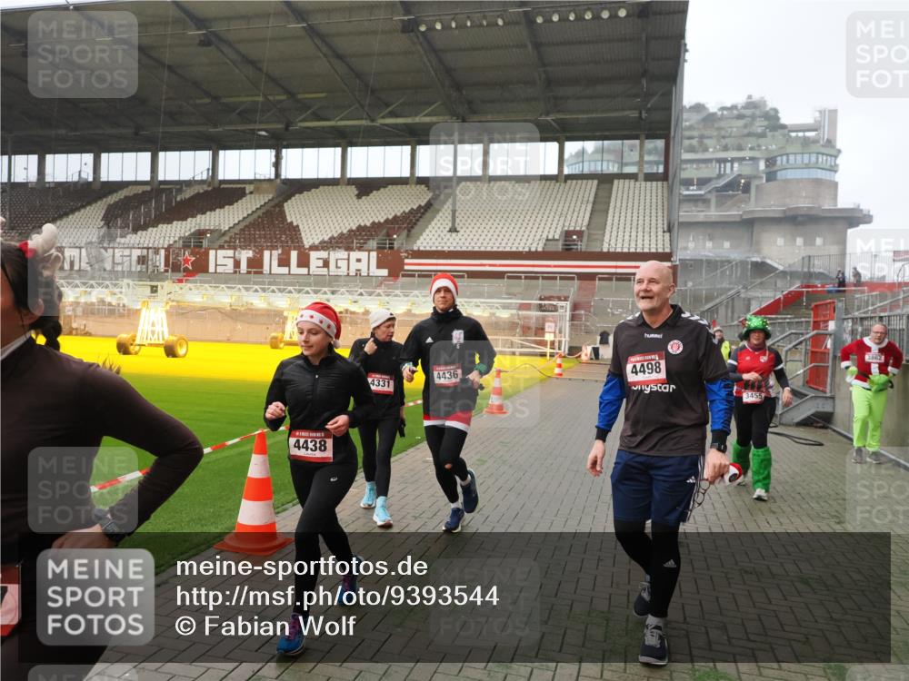 07.12.2025 - St. Pauli X-Mass-Run No. 15 Fabian Wolf http://msf.ph/oto/9393544 07.12.2025 10:19:08 Ziel 3455, 3724, 3975, 3976, 4330, 4331, 4436, 4437, 4438, 4473, 4475, 4498 meine-sportfotos.de