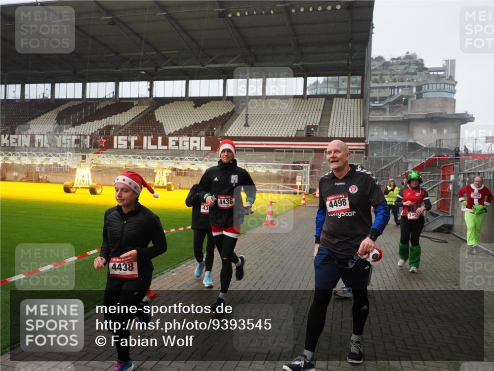 07.12.2025 - St. Pauli X-Mass-Run No. 15 Fabian Wolf http://msf.ph/oto/9393545 07.12.2025 10:19:08 Ziel 3455, 3724, 3975, 3976, 4330, 4331, 4436, 4437, 4438, 4473, 4475, 4498 meine-sportfotos.de